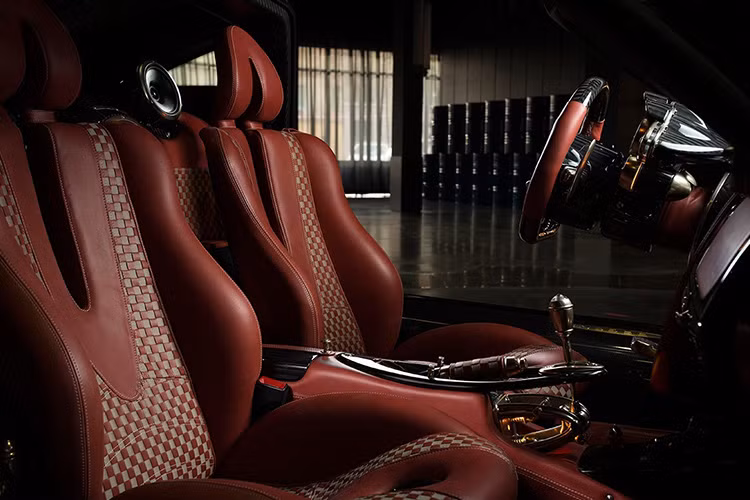 Nội thất xe được làm bằng da màu nâu rất tinh xảo bởi bàn tay của thợ thủ công ở Thành Turin.