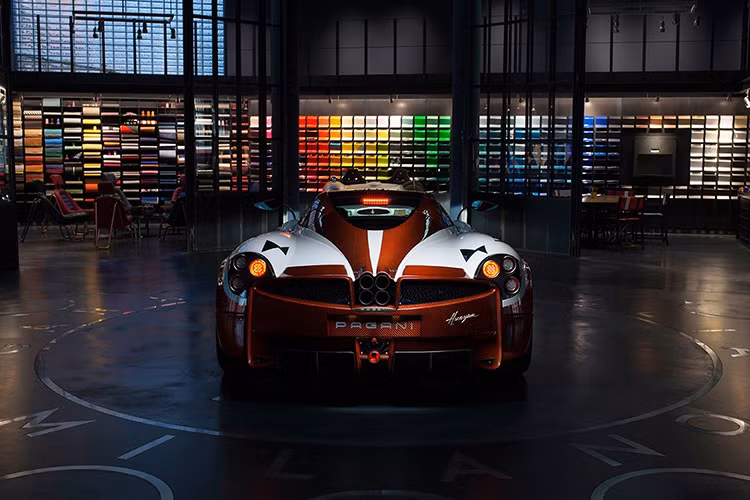 Pagani được trang bị động cơ V12 Mercedes-AMG tăng áp kép dung tích 6,0 lít, với công suất 730 mã lực và mô men xoắn 1000Nm.