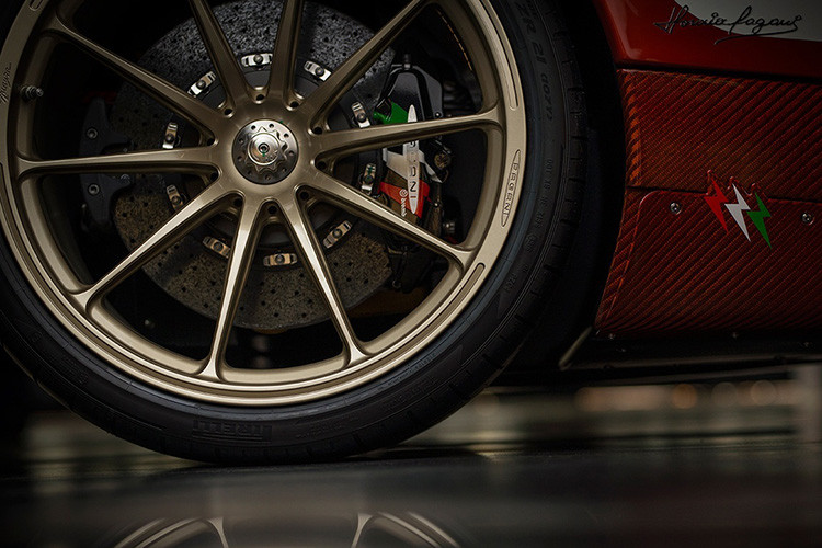 Cờ Italia được in trên nhiều bộ phận xe. Kể cả ở kẹp phanh và sườn xe.