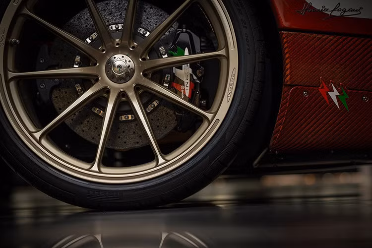 Cờ Italia được in trên nhiều bộ phận xe. Kể cả ở kẹp phanh và sườn xe.