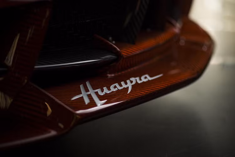 Toàn bộ đuôi xe đều được làm bằng carbon màu cam.