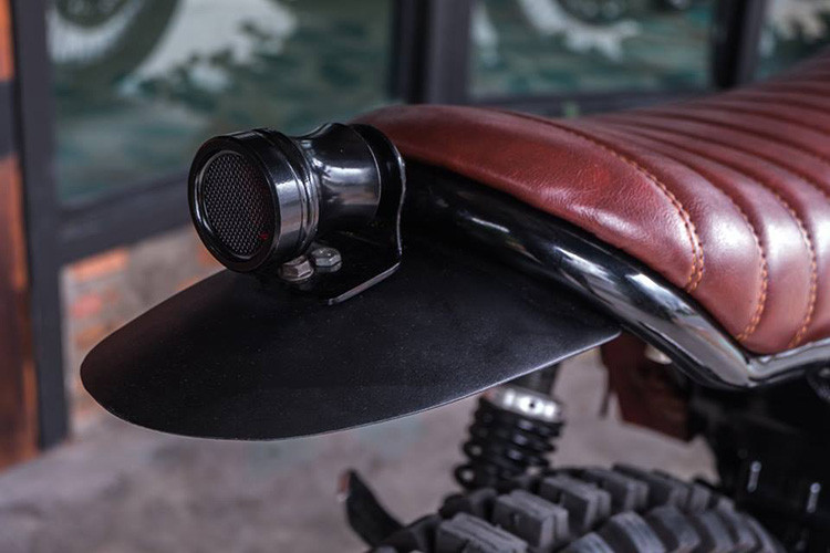 Dàn đuôi xe, được sử dụng dè chắn bùn gọn gàng kết hợp với đèn hậu gọn gàng nằm chính giữa làm tăng độ thoáng cho đuôi xe.