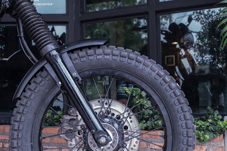 Lốp của CB400SS được độ lại bằng cặp lốp gai Dual Sport, cặp vành nan nhôm được sơn lại thành màu đen lì phù hợp với màu sơn độ của xe.