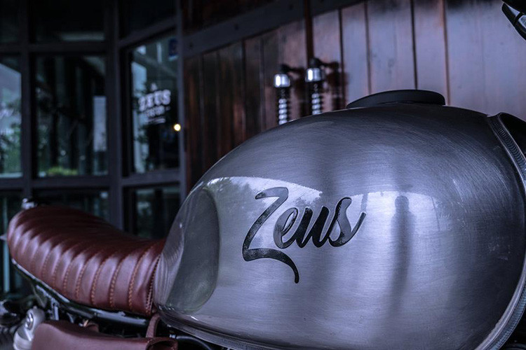 Được phủ màu nhôm xước cùng tên của xưởng độ, bình xăng mang dáng vẻ cứng cáp hơn so với nguyên bản.