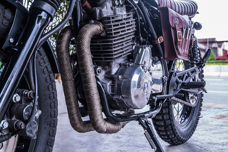 Riêng bộ máy của chiếc xe môtô phân khối lớn CB400SS này vẫn nguyên bản, cặp cổ pô đi được tinh gọn theo khung và máy được bọc vải cuốn amiang màu đồng giúp cách nhiệt và tăng độ chất cho chiếc xe.