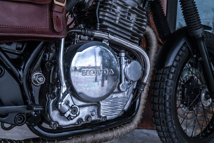 Cỗ máy của CB400SS vẫn được các thợ độ giữ nguyên. 