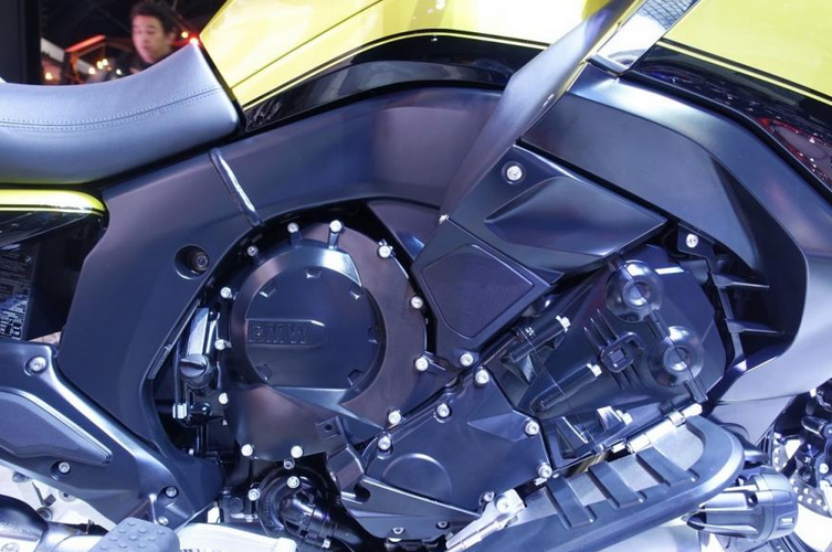 BMW K1600 Grand America được trang bị động cơ 6 xi-lanh thẳng hàng, dung tích đến 1649cc. Xe cho ra công suất cực đại 160 mã lực tại vòng tua 7.750 v/p. Mô-men xoắn cực đại 175Nm tại vòng tua 5.250 v/p. Xe sử dụng hộp số 6 cấp. Trọng lượng ướt khá nặng (đến 364kg).