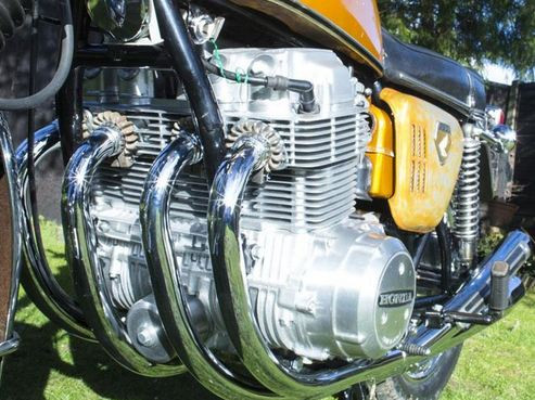 Động cơ máy của xe vẫn còn khá mới.