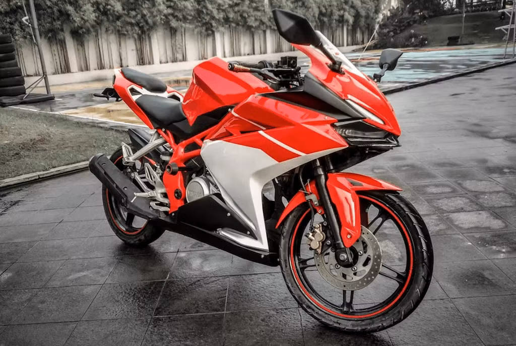 Sau khi khoác lên mình dàn áo mới Honda CBR250RR, khó có thể nhận ra đây là chiếc Yamaha FZ150i. Nhìn tổng thể, xe rất hài hòa và không khác gì một chiếc môtô phân khối lớn đắt tiền so với nguyên bản.