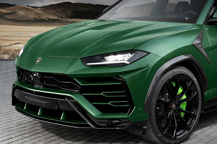 Sau khi độ, siêu SUV Lamborghini Urus sở hữu ngoại thất màu xanh quân đội mạnh mẽ và bodykit hầm hố làm bằng chất liệu carbon. Xe được trang bị bộ vành cỡ 21 inch.