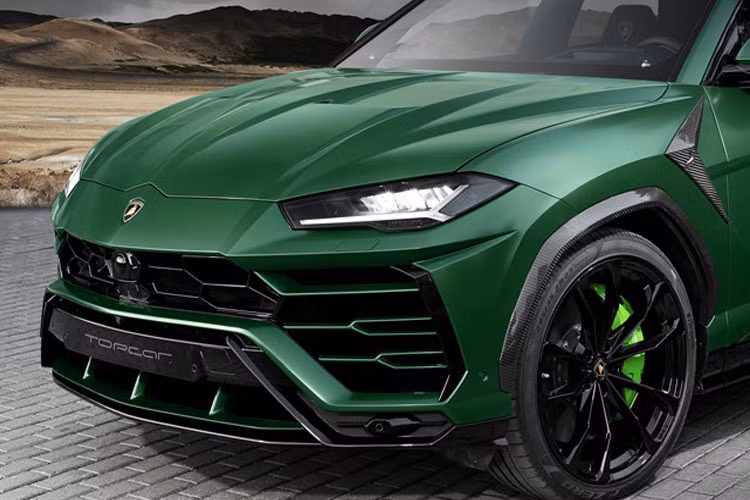 Sau khi độ, siêu SUV Lamborghini Urus sở hữu ngoại thất màu xanh quân đội mạnh mẽ và bodykit hầm hố làm bằng chất liệu carbon. Xe được trang bị bộ vành cỡ 21 inch.