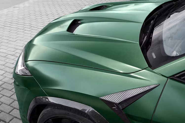 Nắp ca-pô cùng những đường gân dập nổi tăng thêm sự khoẻ khoắn hơn.