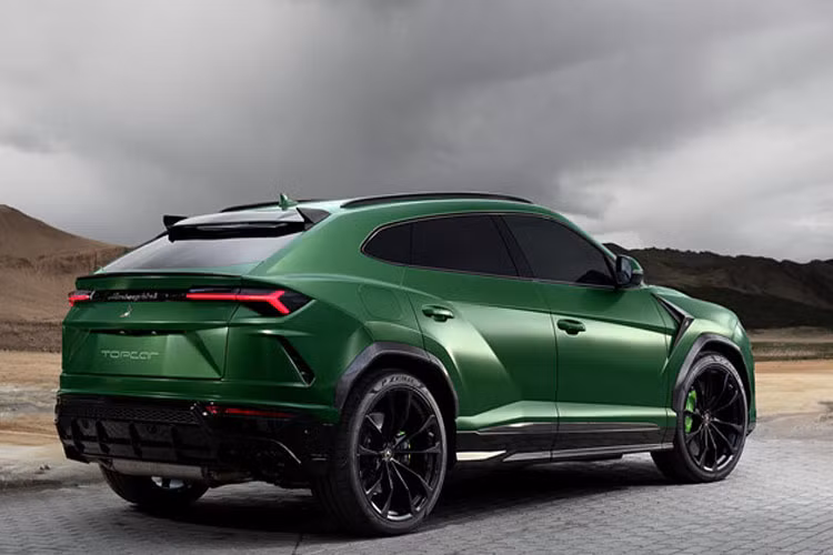 Phía sau xe cũng sẽ nhận được một bộ khuếch tán lớn hơn, thể thao hơn, cùng hệ thống ống xả 2 bên (hai kiểu khác nhau), các lỗ thông gió mới được giả định làm từ sợi carbon.