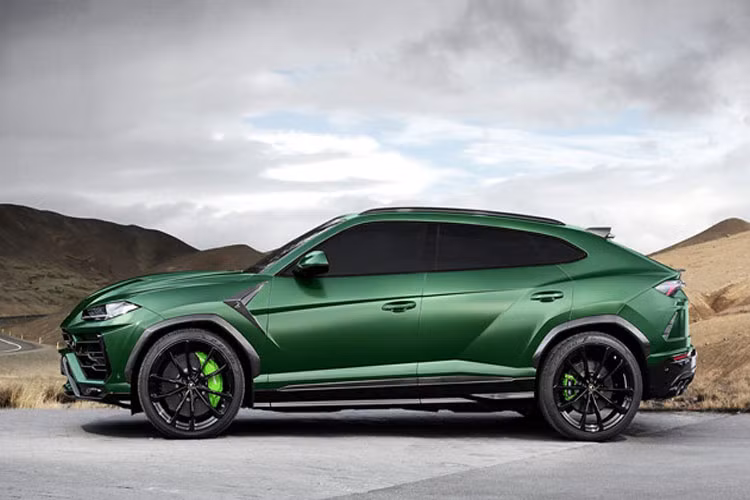 So với nguyên bản, SUV Lamborghini Urus độ xe quân đội này có ốp vòm bánh được nới rộng đồng nghĩa mâm xe cũng lớn hơn.