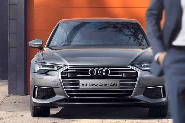Mẫu xe sang Audi A6 L 2019, phiên bản trục cơ sở dài L của dòng sedan cao cấp hạng E Audi A6 L vừa chính thức được ra mắt tại triển lãm ôtô Quảng Châu 2018 đang diễn ra. Dù không có nhiều thay đổi về thiết kế so với bản tiêu chuẩn nhưng Audi A6 L 2019 vẫn gây thu hút khi được đánh giá rộng gần ngang ngữ Audi A8.