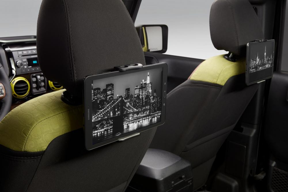 Thiết kế chủ đề khách sạn Super 8 còn được thể hiện qua viền cửa gió điều hòa màu vàng và ốp gỗ trên vô-lăng, mặt táp-lô cũng như mặt cửa. Và... những màn hình hiện đại lắp đặt sau hàng ghế trước để phục vụ nhu cầu giải trí của khách hàng. Nguồn ảnh: Driversmagazine.