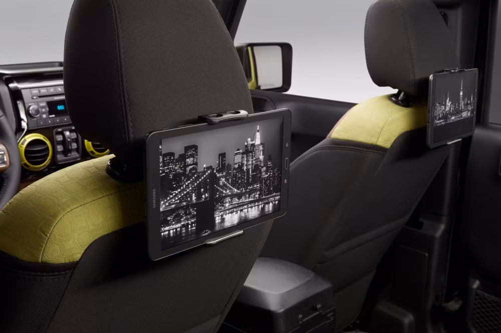 Thiết kế chủ đề khách sạn Super 8 còn được thể hiện qua viền cửa gió điều hòa màu vàng và ốp gỗ trên vô-lăng, mặt táp-lô cũng như mặt cửa. Và... những màn hình hiện đại lắp đặt sau hàng ghế trước để phục vụ nhu cầu giải trí của khách hàng. Nguồn ảnh: Driversmagazine.