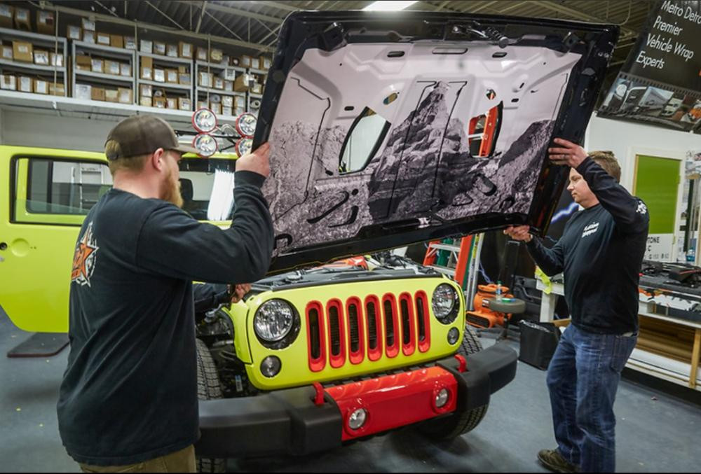 Tuy nhiên, theo giới thiệu ban đầu, chiếc xe off-road mang tên Jeep RoadM8 hoàn toàn mới này sẽ gây bất ngờ và chắc hẳn sẽ khiên nhiều người mê mẩn khi xe vừa có ngoại hình mạnh mẽ lại được trang bị một loạt nội thất sang chảnh chuẩn khách sạn bên trong.