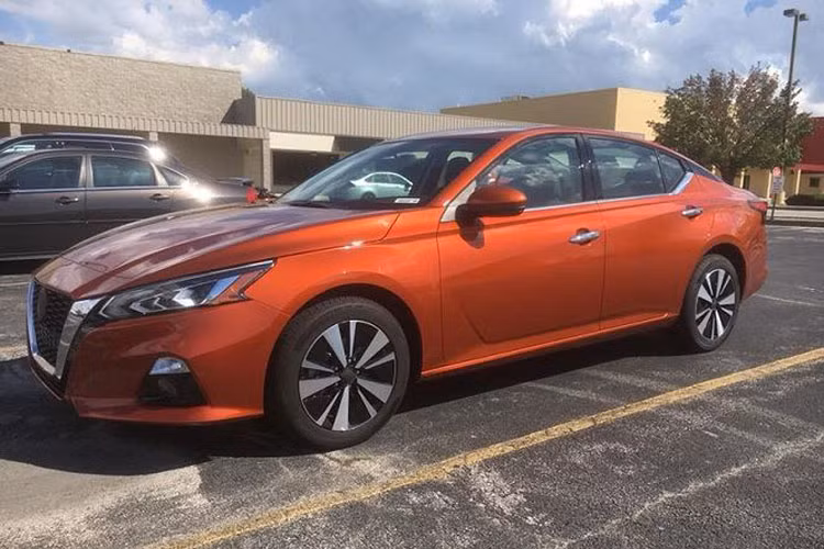 Trong 5 phiên bản tại Mỹ: S, SR, SV, SL, và Platinum, thì chiếc Nissan Altima 2019 này được cho là phiên bản SR nhờ vào màu sơn Ánh hoàng hôn Sunset Drift ChromaFlair độc đáo.