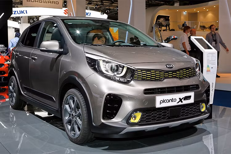 Hoàn thiện hệ truyền động là hộp số tự động 4 cấp và không còn tùy chọn số sàn như trước. Ở Malaysia, Picanto sẽ được bán ra với 5 lựa chọn màu sắc ngoại thất, gồm có Pop Orange, Lime Light, Honey Bee, Clear White và Titanium Silver.