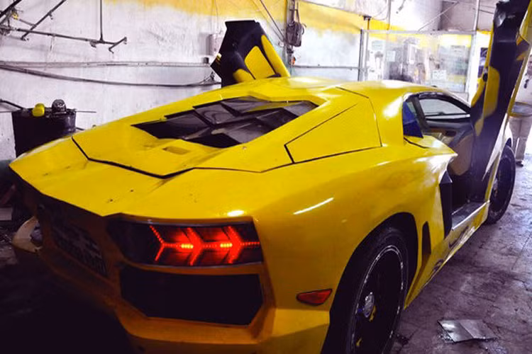 Tất cả các bộ phần trong phần thân xe, bên trong chiếc xe đều "coppy" y nguyên nguyên bản.