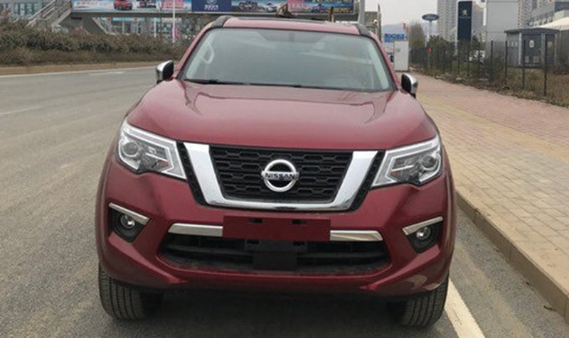 Theo đó, Nissan Terra sở hữu một số nét thiết kế ngoại thất khá quen thuộc. Nhiều người cho rằng nó tương tự như người anh em Navara bản 2014. Mẫu SUV sử dụng khung gầm sát-xi rời này được trang bị lưới tản nhiệt V-Motion đặc trưng của hãng xe ôtô Nissan.
