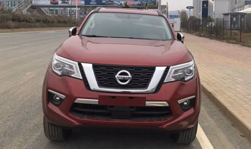 Theo đó, Nissan Terra sở hữu một số nét thiết kế ngoại thất khá quen thuộc. Nhiều người cho rằng nó tương tự như người anh em Navara bản 2014. Mẫu SUV sử dụng khung gầm sát-xi rời này được trang bị lưới tản nhiệt V-Motion đặc trưng của hãng xe ôtô Nissan.