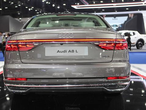 Trong khi đó, đuôi xe tạo nên sự khác biệt với toàn bộ các sản phẩm hiện tại của hãng xe sang Audi. Cụm đèn hậu LED được nối liền, khá giống phong cách đèn hậu trên Porsche Cayenne.