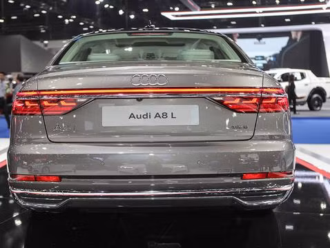 Trong khi đó, đuôi xe tạo nên sự khác biệt với toàn bộ các sản phẩm hiện tại của hãng xe sang Audi. Cụm đèn hậu LED được nối liền, khá giống phong cách đèn hậu trên Porsche Cayenne.