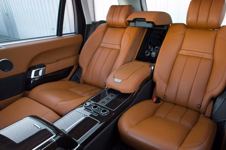 Đa số các chủ nhân xe sang đều rất chịu chi cho các trang bị bên trong xe. Một số chi tiết ngốn nhiều tiền của người mua như nội thất cao cấp hơn (chống ồn, bọc da dày hơn, nhiều đồ chơi công nghệ hơn), hiệu suất tốt hơn (phanh, lốp chất lượng cao hơn, động cơ mạnh hơn). Và... thương hiệu xe cũng không ngoại lệ.