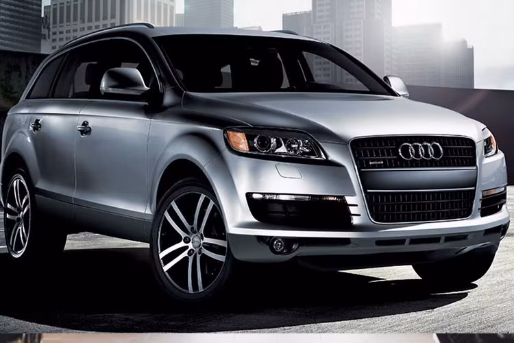 Thứ nhất về giá, bạn nên biết rằng chi một "núi tiền" để mua một chiếc xe sang không đồng nghĩa với việc chiếc xe đó sẽ có chất lượng tốt hoàn toàn. Bên cạnh đó, dù có giá mua mới cao ngất ngưỡng nhưng đa phần các mẫu xe sang đều rớt giá khá nhanh chỉ sau vài năm sử dụng.