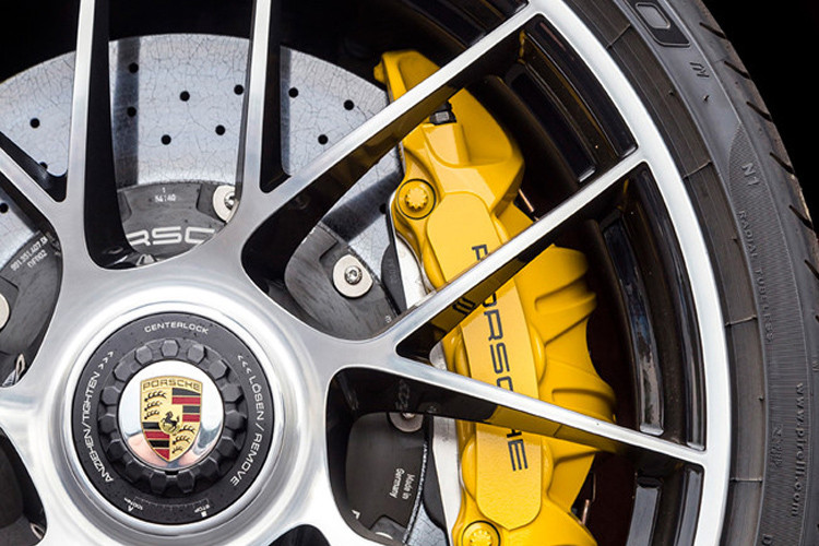 Chi phí bảo dưỡng xe sang trong 3-5 năm đầu khá tốn kém. Nó sẽ còn tốn kém hơn rất nhiều sau mốc thời gian này. Có thể đơn cử việc thay khoang nhiêu liệu của xe Bugatti Veyron cũng đã ngốn của chủ nhân tới 42.000 USD (khoảng 978 triệu đồng)hoặc rô-tơ phanh gốm carbon của Porsche...