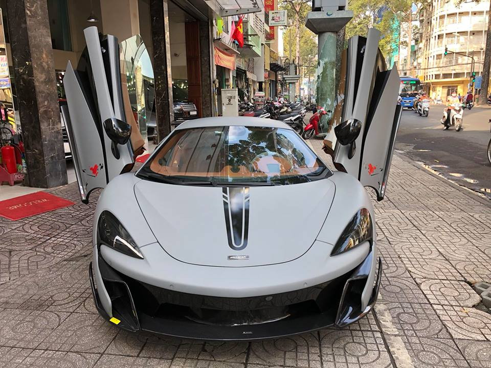 Xe được độ bộ bodykit 570-VX khá đắt tiền của hãng Vorstener. Tất cả các chi tiết đều được hãng Vorsteiner làm từ sợi carbon đen bóng.