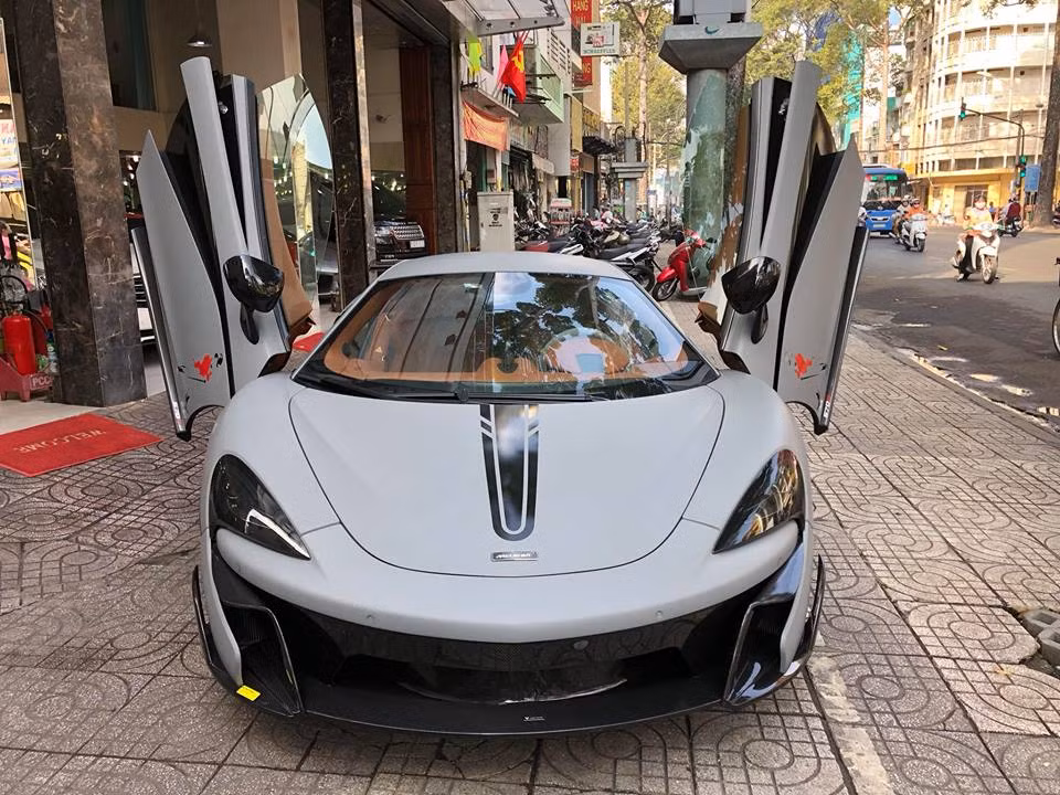 Xe được độ bộ bodykit 570-VX khá đắt tiền của hãng Vorstener. Tất cả các chi tiết đều được hãng Vorsteiner làm từ sợi carbon đen bóng.