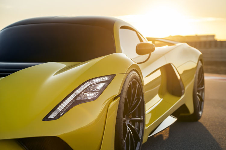 Ngoại thất vàng đen bắt mắt với nhiều chi tiết sợi carbon đắt tiền.