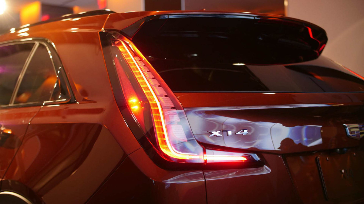 Kiểu đèn hậu này có thể bắt gặp trên mẫu xe Volvo XC60. Về động cơ, xe sử dụng động cơ 4 xy-lanh thẳng hàng (I4) dung tích 2.0L tăng áp cho công suất cực đại 237 mã lực và mô-men xoắn tối đa 350Nm, sức mạnh được truyền xuống cầu trước - FWD (tiêu chuẩn) và bốn bánh - AWD (tùy chọn) qua hộp số tự động 9 cấp (9 AT).