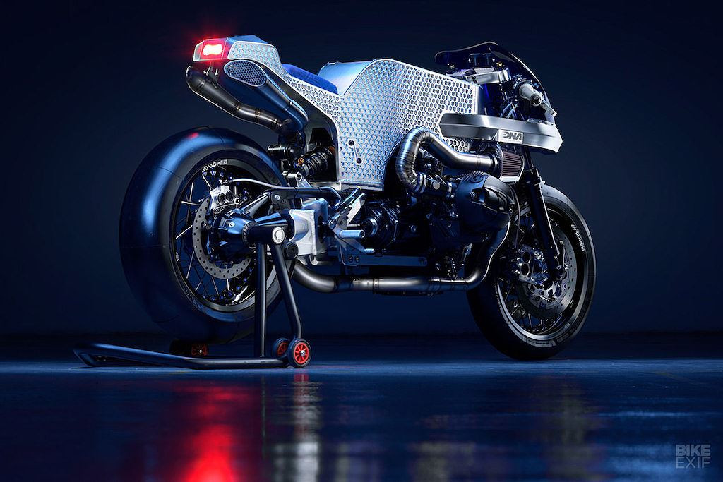 DNA đã nâng cấp hiệu suất của khối động cơ Boxer 2 xi-lanh trên DCR-018 Billet Sting. Hoàn toàn không động tới kết cấu bên trong, hai cha con Nikolaidis đã có thể khiến động cơ này tạo ra công suất tối đa lên tới 122 mã lực, đo ở bánh sau trên bàn dyno. Mức tăng công suất vượt trội này có được nhờ vào hệ thống cổ nạp phi thường được thiết kế riêng.