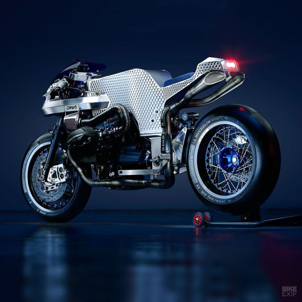 Ở phía sau, Hyperpro cũng là nhà cung cấp cây phuộc monoshock điều chỉnh toàn phần đóng vai trò kết nối bộ khung với bộ gắp siêu nhẹ. Ngoài ra, hệ thống đèn pha cũng được trang bị dạng LED hiện đại.