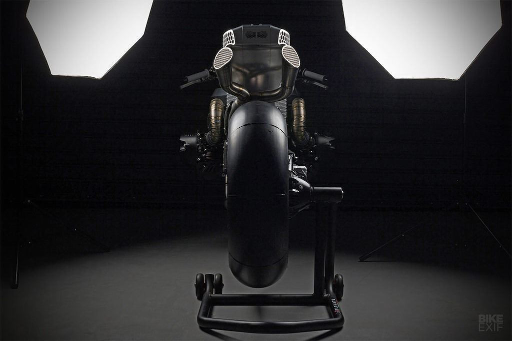 Dàn chân ấn tượng bởi cặp bánh căm Kineo được bọc quanh bởi lốp trơn "đầu chùa" Michelin Power Slick Evo, có bản rộng lần lượt 120 và 200mm cho bánh trước/sau.