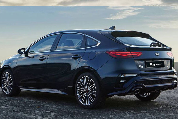 Đuôi xe Kia K3 GT có thiết kế cản sau như bản sedan, đèn báo lùi và đèn sương mù được tích hợp phía dưới khu vực đèn hậu, kẹp ở giữa là bộ khuếch tán gió và hai ống xả.