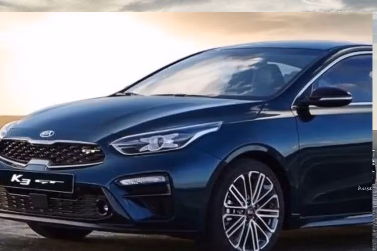 Mặt trước của K3 GT có thiết kế tương tự phiên bản sedan, nhưng có thêm chi tiết màu đỏ bao lấy lưới tản nhiệt và gắn thêm logo "GT".