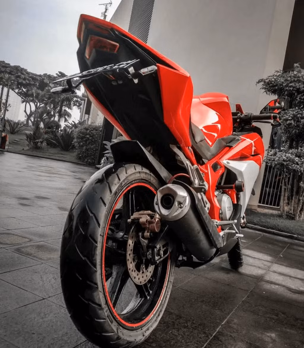 Các bộ phận như vành, đĩa phanh và ống xả cũng được thay đổi để hợp với phong cách mới của xe.