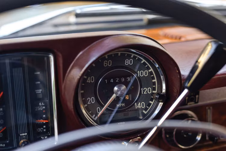 Bảng đồng hồ điều khiển.