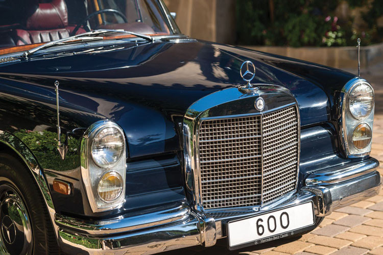 Chiếc 600 Pullman phiên bản 1969 này có màu sơn xanh Navi và nội thất màu đỏ tuyệt đẹp đi kèm với ốp gỗ anh đào, trang bị tivi Sony và hệ thống âm thanh stereo Panasonic.