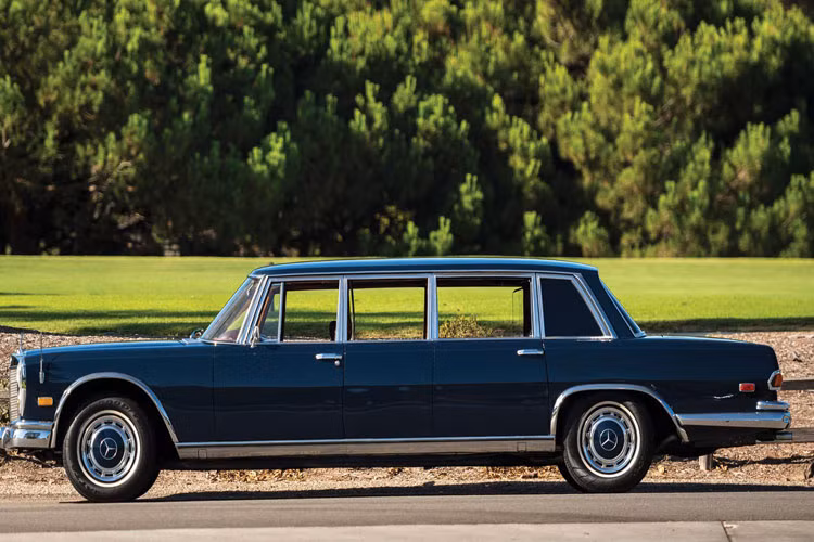Mercedes-Benz 600 Pullman được sản xuất từ năm 1963 đến 1981. Tuy nhiên, trong suốt gần 3 thập kỷ đó, Daimler chỉ sản xuất 2.677 chiếc; trong đó, đa số là bản tiêu chuẩn; chỉ có 428 chiếc trục cơ sở kéo dài, với 304 chiếc có 4 cửa (thay vì 6). Thay vì chiều dài tiêu chuẩn là 3,2 mét, chiếc Mercedes-Benz 600 Pullman được kéo dài lên 3,9 mét giữa các trục.