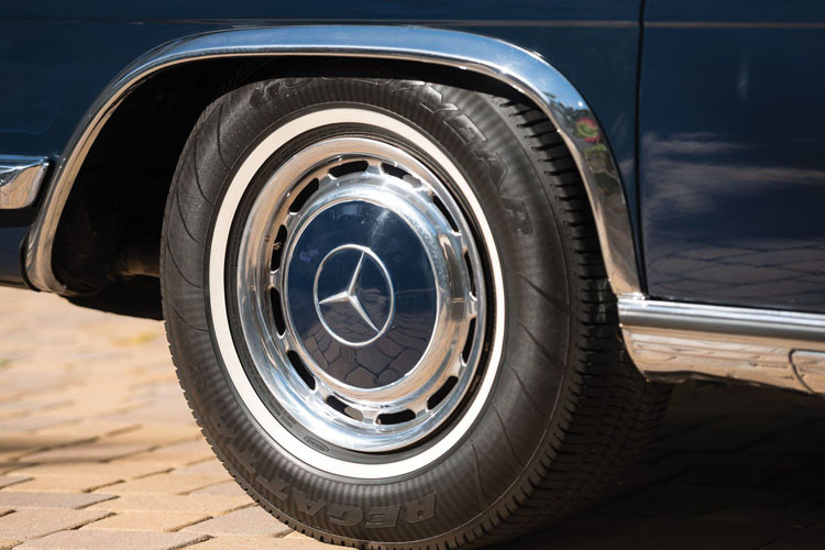 Logo Mercedes khá lớn được gắn trên mâm xe. Được biết, phiên bản 600 Pullman 1969 này được chủ sở hữu mua vào năm 2005 và tốn hơn 40.000 USD cho chi phí sửa chữa và chỉnh trang lại chiếc xe, trong đó có nâng cấp hệ thống giảm xóc thủy lực