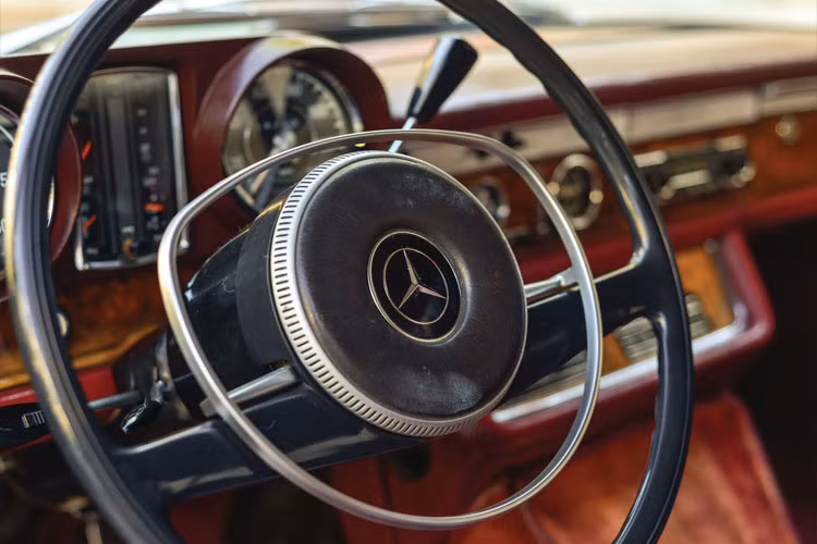 Cận cảnh vô lăng hai chấu khá lạ của chiếc xe hàng hiếm này.