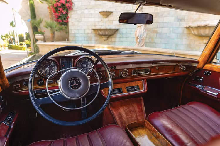 Bên trong nội thất xe bên được mở rộng hơn rất nhiều dành cho bất kỳ yêu cầu thiết kế cabin đặt riêng của các ông chủ giàu có