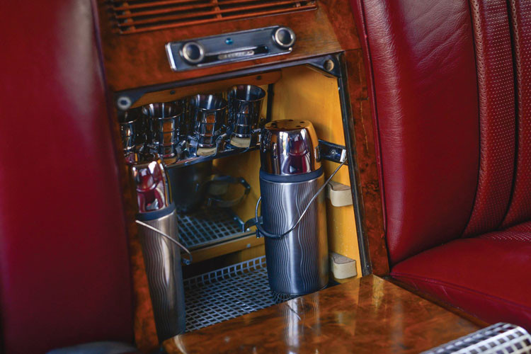 Xe trang bị nhiều tiện nghi không khác gì một ngôi nhà di động.