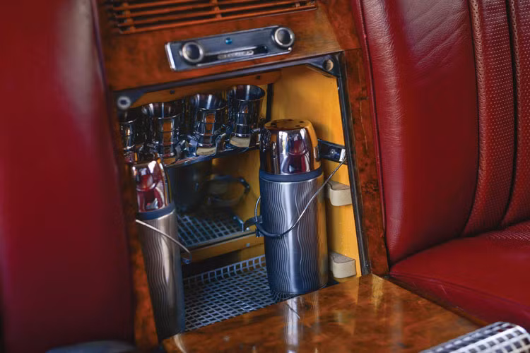 Xe trang bị nhiều tiện nghi không khác gì một ngôi nhà di động.